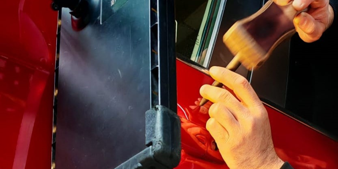 Ktoś uderzył drzwiami w moje auto – co zrobić?