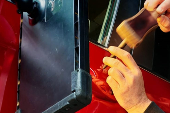 Ktoś uderzył drzwiami w moje auto – co zrobić?